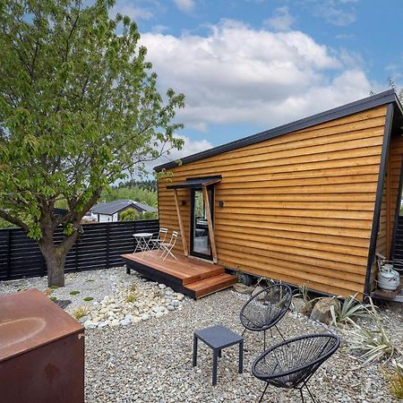 Tiny House With Mountain Views, Indoor And Outdoor Fire, Private Courtyard Garden Apartment Wanaka Ngoại thất bức ảnh