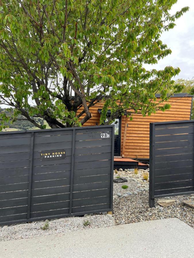 Tiny House With Mountain Views, Indoor And Outdoor Fire, Private Courtyard Garden Apartment Wanaka Ngoại thất bức ảnh
