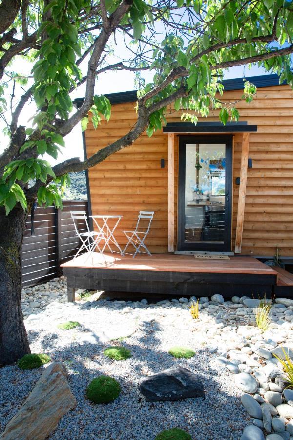 Tiny House With Mountain Views, Indoor And Outdoor Fire, Private Courtyard Garden Apartment Wanaka Ngoại thất bức ảnh