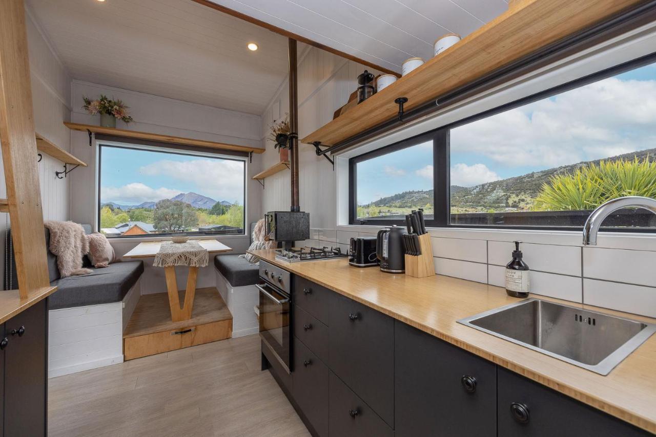 Tiny House With Mountain Views, Indoor And Outdoor Fire, Private Courtyard Garden Apartment Wanaka Ngoại thất bức ảnh