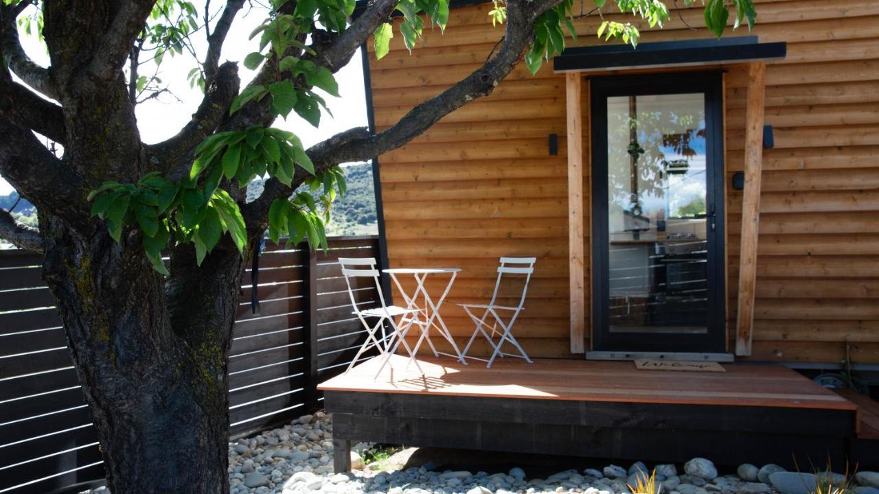 Tiny House With Mountain Views, Indoor And Outdoor Fire, Private Courtyard Garden Apartment Wanaka Ngoại thất bức ảnh
