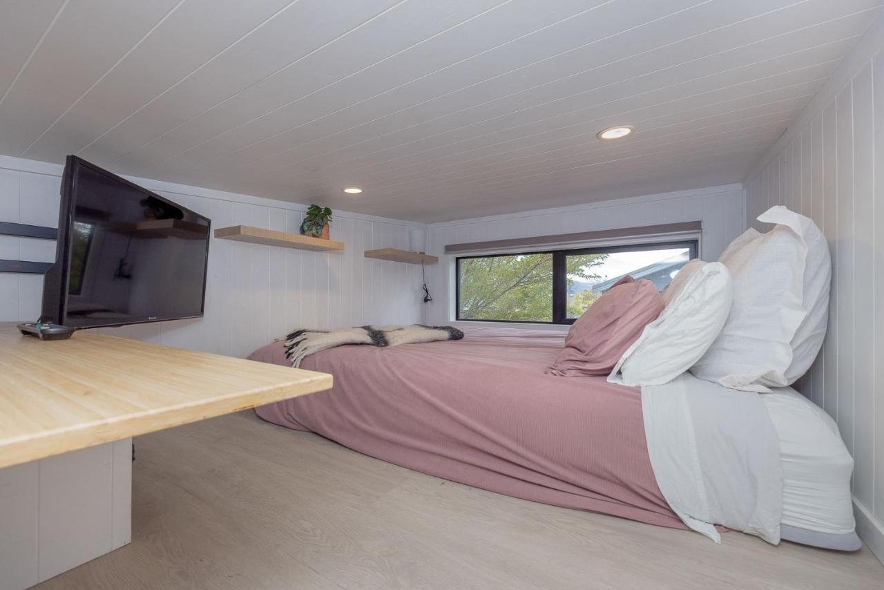 Tiny House With Mountain Views, Indoor And Outdoor Fire, Private Courtyard Garden Apartment Wanaka Ngoại thất bức ảnh