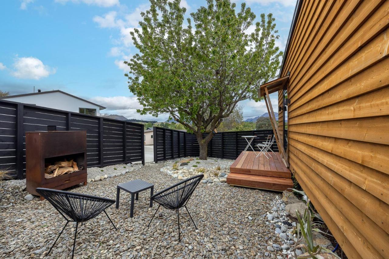 Tiny House With Mountain Views, Indoor And Outdoor Fire, Private Courtyard Garden Apartment Wanaka Ngoại thất bức ảnh