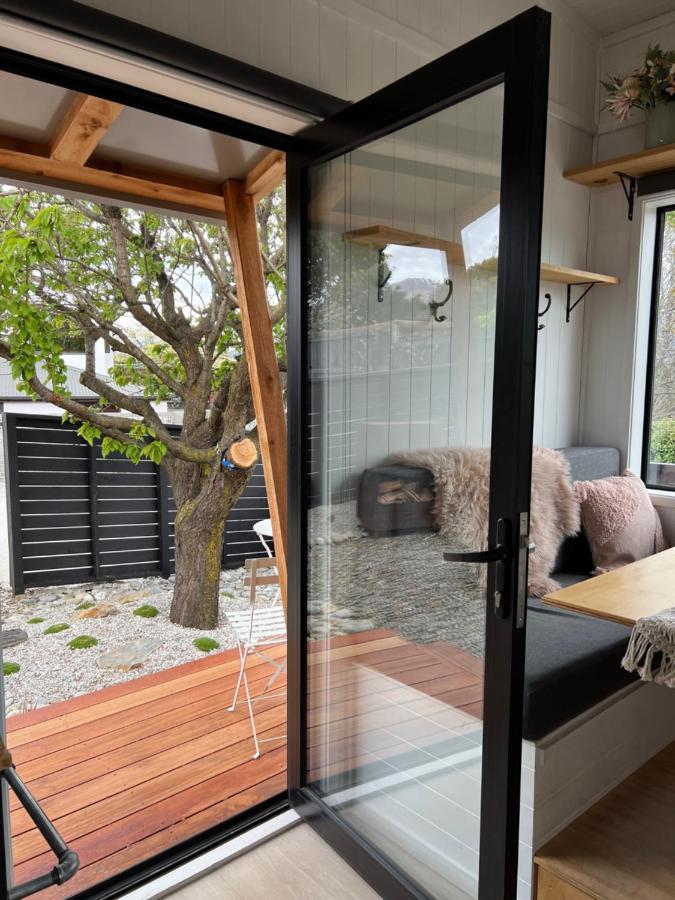 Tiny House With Mountain Views, Indoor And Outdoor Fire, Private Courtyard Garden Apartment Wanaka Ngoại thất bức ảnh